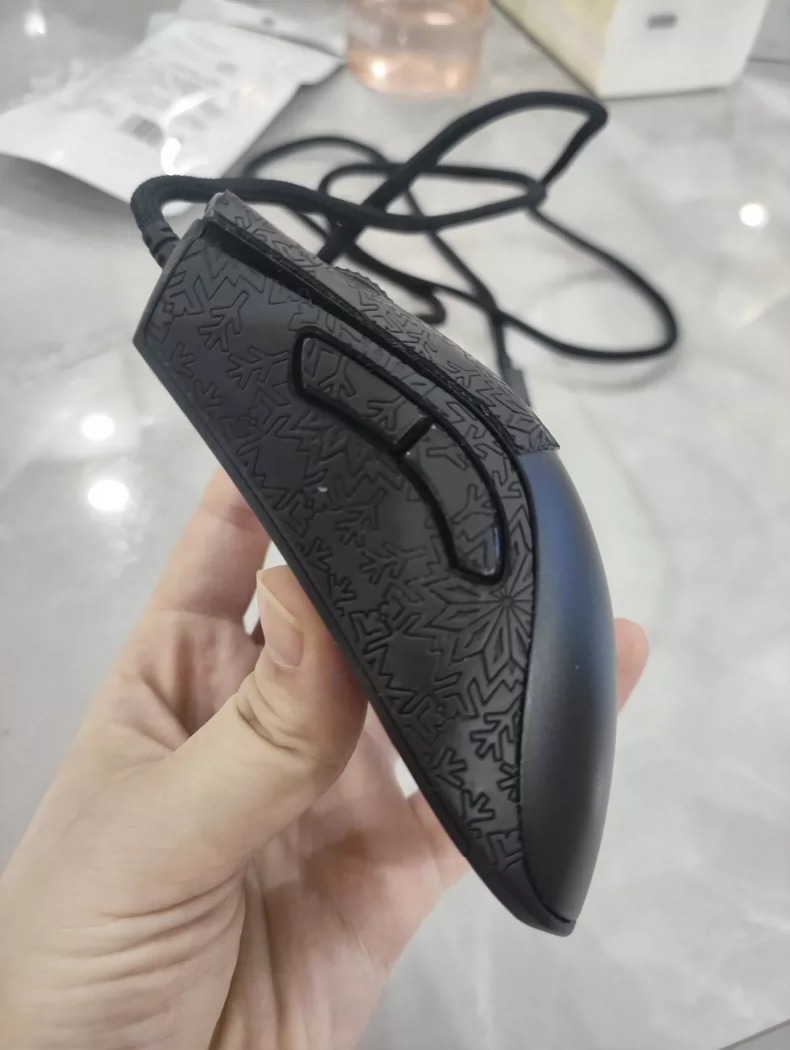 Razer雷蛇 炼狱蝰蛇v2mini 没有拆修没有打油,贴着防滑贴使用的 Razer雷蛇 炼狱蝰蛇v2mini 没有拆修没有打油,贴着防滑贴使用的